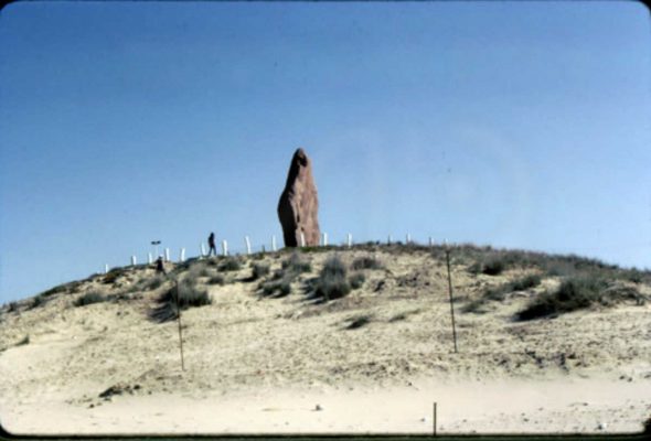 האנדרטה בחוף העשרה. 1982