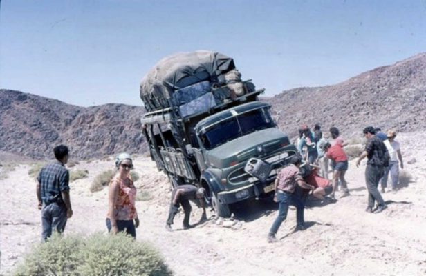 הטיולית במצב לא נעים. עין אל אחדר 1973