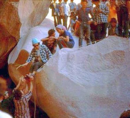 ציפורה גלעד מורדת ממפל בו' קני אריאן 1972