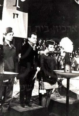 יום הזיכרון-ייעקב הורביץ מדליק משואה בהר הרצל 1973