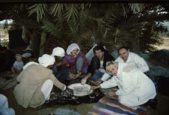 קולט וז'יל, יוסי וענת, אוכלים אצל מד'עאן. 1993