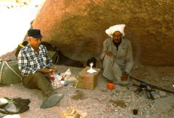 שבו וחסאן, ארוחת בוקר בצל הסלע. 1985