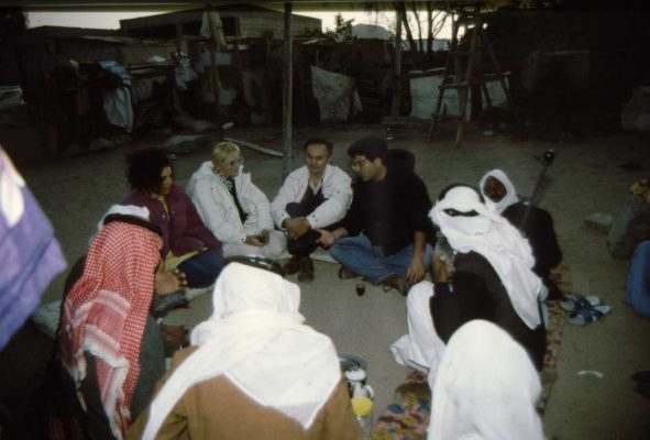 יוסי, ז'יל, קולט וענת עם קולגות בדואים בדיון. 1993