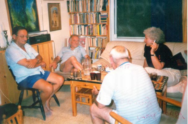 עם חנה ויהודה עמיחי, נחום שריג עם הגב