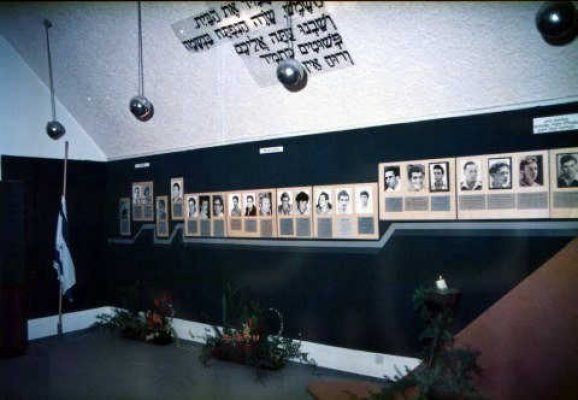 ערב יום הזיכרון-הפינה בחדר ההנצחה 1989