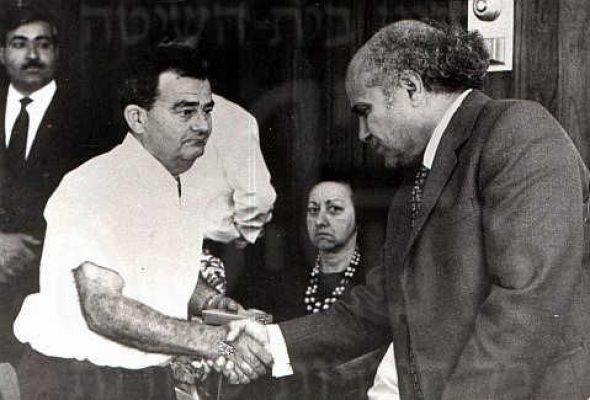 ערב יום הזיכרון-יו'ר הכנסת מעניק אות הגבורה 1973