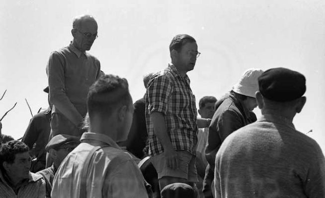 טיול לוותיקי העמק בסביבות הגלבוע ביוזמת המועצה האיזורית גלבוע, עזריה אלון בית השיטה. מרץ 1962 סקלרץ גולני