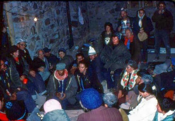 עם מטיילי בית השיטה סביב המדורה. 1973