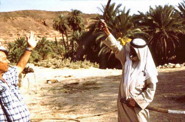 עניז מניף חרב על שבו בכאילו. 1992-1