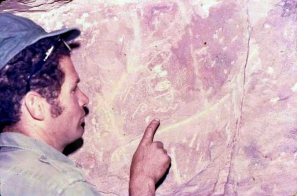 עמרם מצביע על כתובת פרוטוסיניאית. 1973