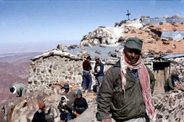 על פסגת הר קטרינה עם מטיילים. 1968