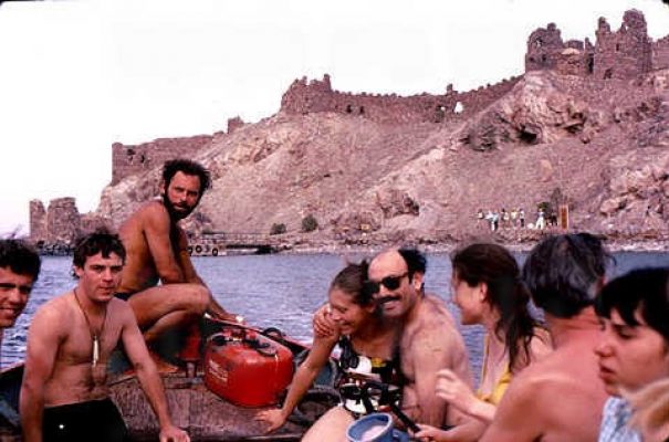 קב' שיטה בסירה לאי האלמוגים, עם דר' קרש. 1974