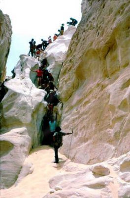 קב' שיטה יורדים לקניון הלבן. עין חודרה 1974