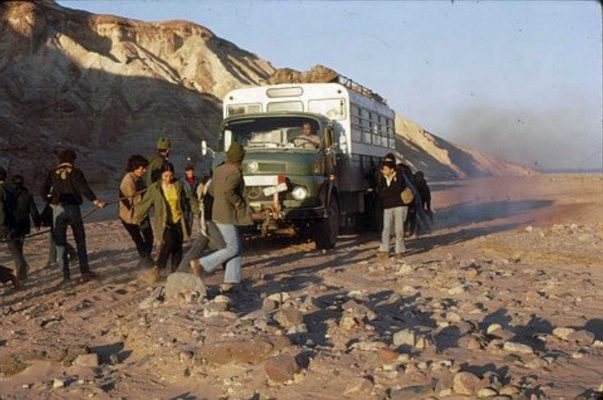 הטיולית של חנוך שוקעת בואדי בג'בג'ה. 1972
