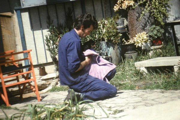 יגאל שפר מנגב את הכלב 1980