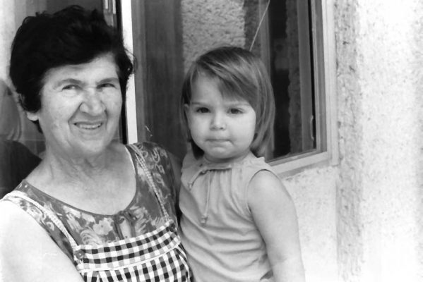 021-7287-PICT0010 חוה נאמן ונכדתה איריס 1972-001 - עותק