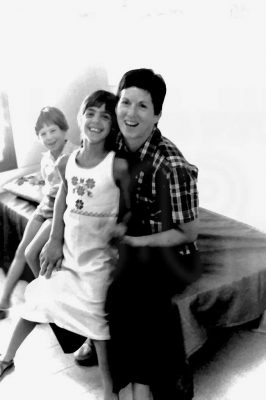 024-9110-PICT0003 שולה ב.ג. מברכת את רויטל פלג 1977