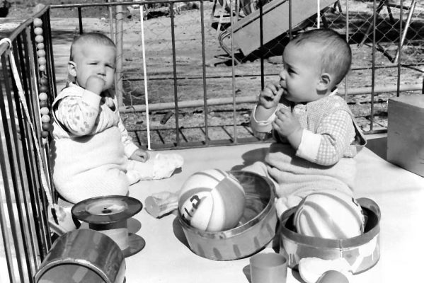 046-5553-PICT0028 טל ואורית בפעוטון 1970 - עותק