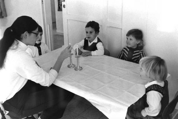 06-7981-PICT0006 דפנה עם הילדים בקבלת שבת בפעוטון ח' 1973