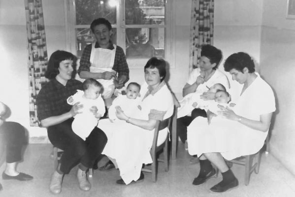 090-2055-PICT2055 רביעיה בפעוטון 1965 פנינה שולמי המטפלת