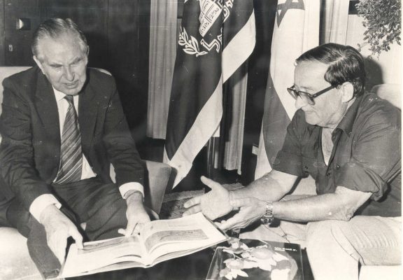 10.5.1984 מסירת האנציקלופדיה לנשיא הרצוג