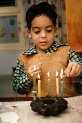 106-חן מדליק חנוכיה - עותק