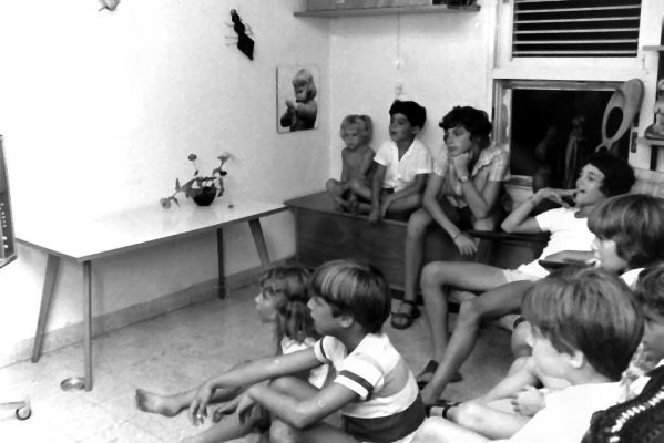 11-7391-PICT0047 ילדים צופים בטלויזיה בחדר של מוני 1972