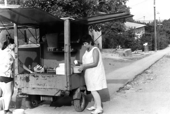 16-7196-PICT0029 מטפלות בתי הילדים מקבלות מזון 1972