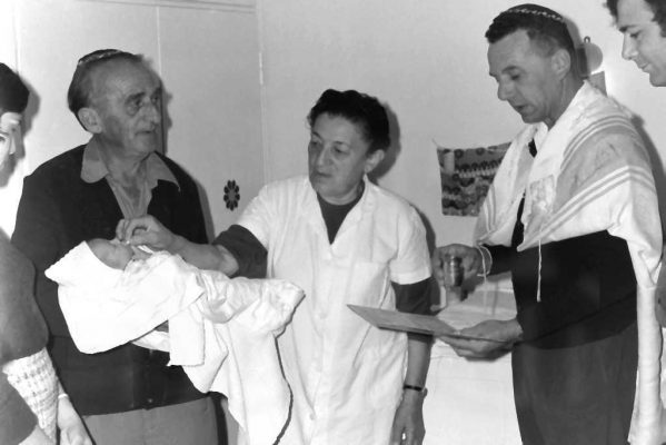 16-7912-PICT0025 ברכה בברית המילה של עופר לוין 1973