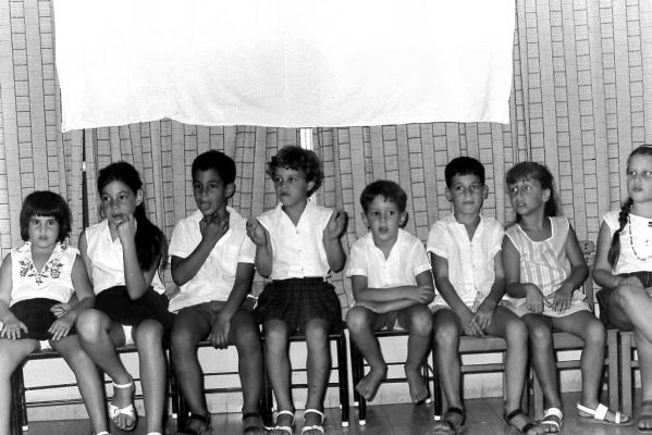 18-3915-PICT0113 בוגרי גן ה' במסיבת הסיום 1968