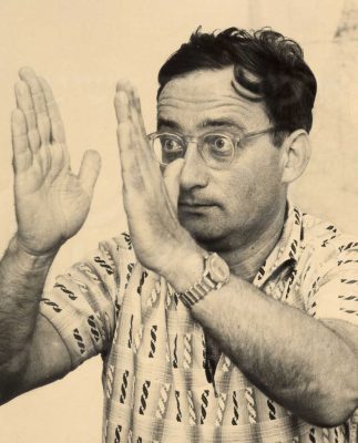 1964-5 צילום של עיתון במחנה