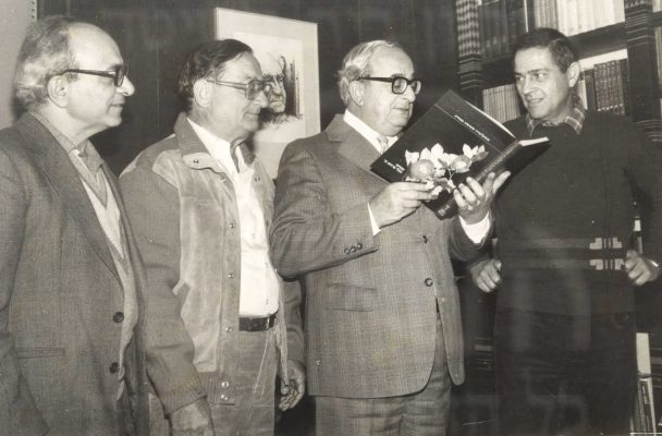 1982 הגשת האנציקלופדיה לנשיא נבון עם יוסי פלדמן ושלום סרי