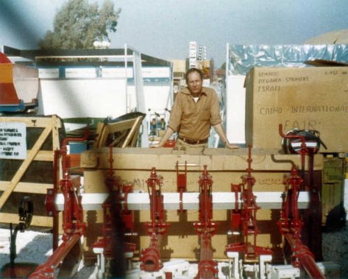 2-חגי בהכנות לתערוכת ציוד חקלאי בקהיר 1981