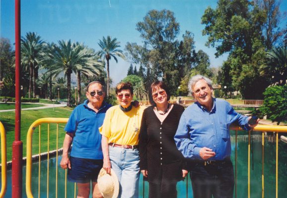 2001 עם א.ב. יהושוע ורעייתו בטיול בגלבוע