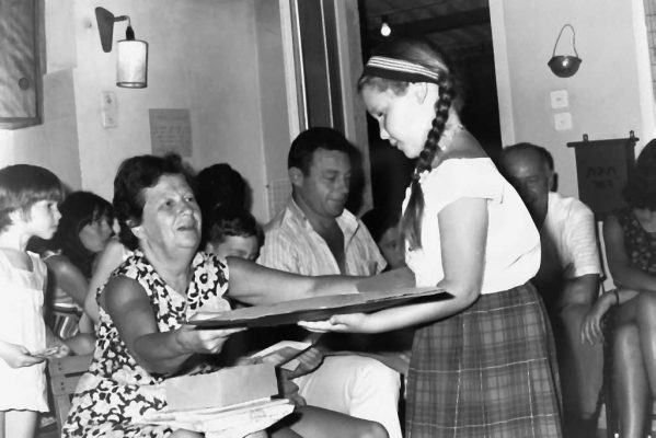 25-3937-PICT0121 תעודה לגילה במסיבת סיום גן ה' 1968