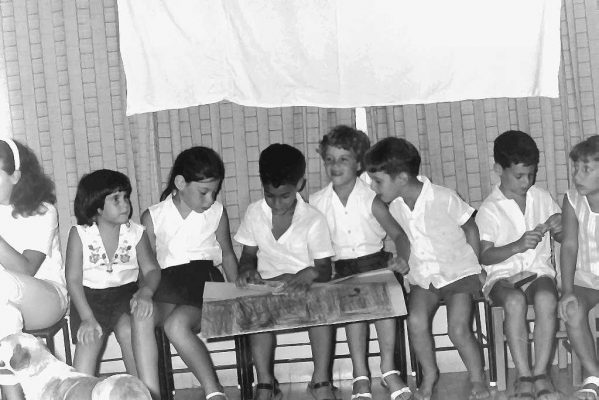 27-3926-PICT0122 יובל מעיין בתעודה שקיבל 1968 - עותק