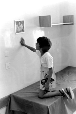 28-9080-PICT0009 דותן חן בחדרו החדש בכיתה ב' 1977-001