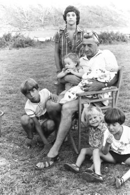 32-7429-PICT0015 אריה כהן עם נכדיו 1972