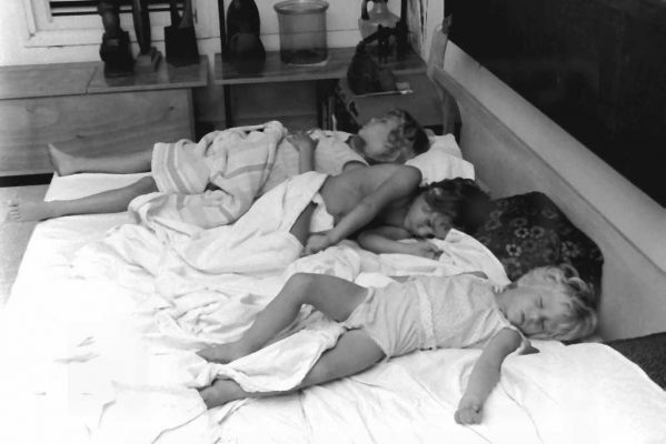 34-7464-PICT0019 תפוצת מרוז בחדר 1972