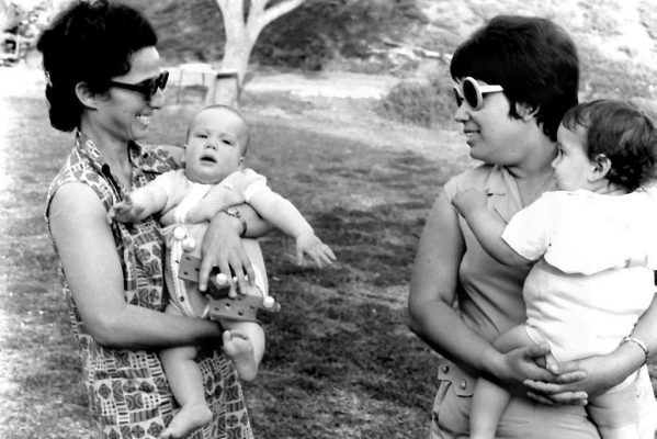 40-5888-PICT0014 חנה טל ודינה ארם עם הבנים עופר ואיתן