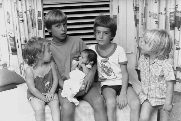 41-8423-PICT0019 גור וכרמל עם האחינים אסף גלי ותומר אילת 1973 - עותק