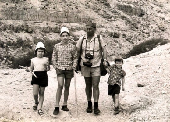 581462-02-1965 עם הילדים בנחל ערוגות