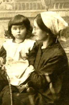 581895-1919 עם אמא - פרט