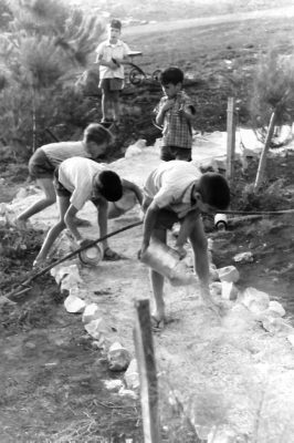 64-2320-PICT2320 ילדי שכ' אגם עילית סוללים שביל בשכונה