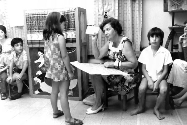 71-6482-PICT0043 שפרה מעניקה לילדים תעודת סיום גן ה' 1971