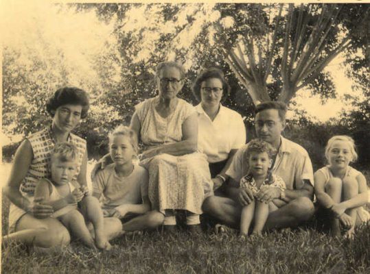 9.1956 עם סבתא יפה כרמלה וילדים