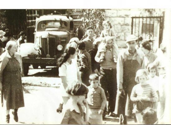 מיריק_עם_זאב_מיינרט_בפילוג,_כשהגיעו_אנשי_תל-יוסף